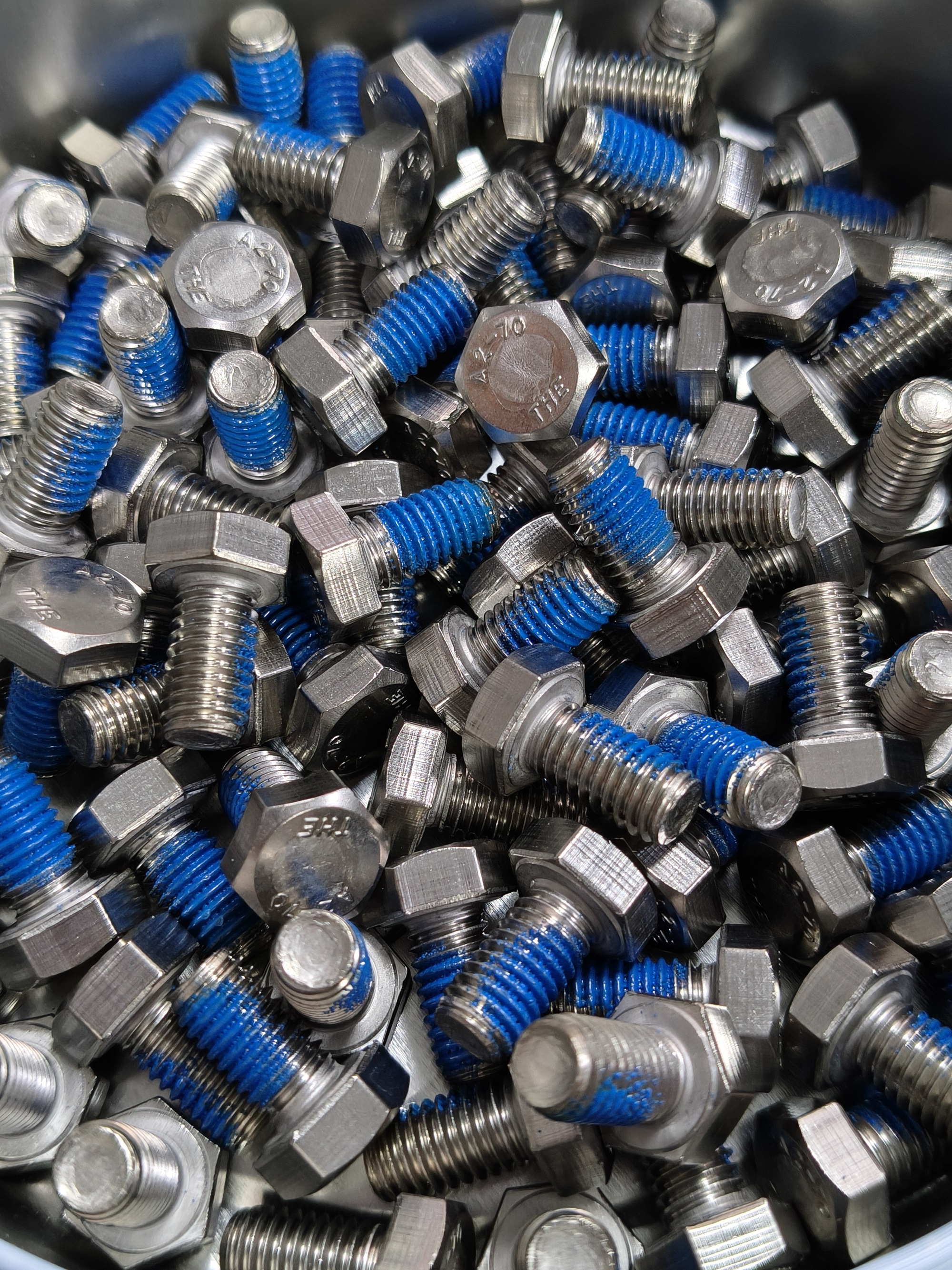 ねじロック用接着剤が化学接着剤とナイロン接着剤に分類されるのはなぜですか?