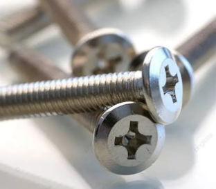 マルテンサイト系ねじとオーステナイト系ねじの性能比較